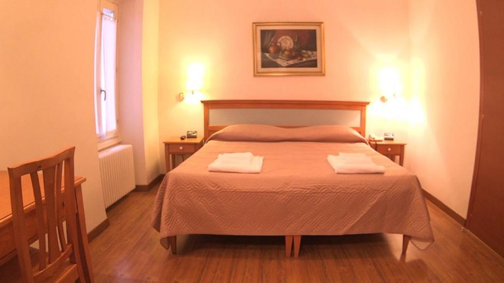 קסטיליונה דלה סטיביירה Hotel Ristorante La Grotta מראה חיצוני תמונה