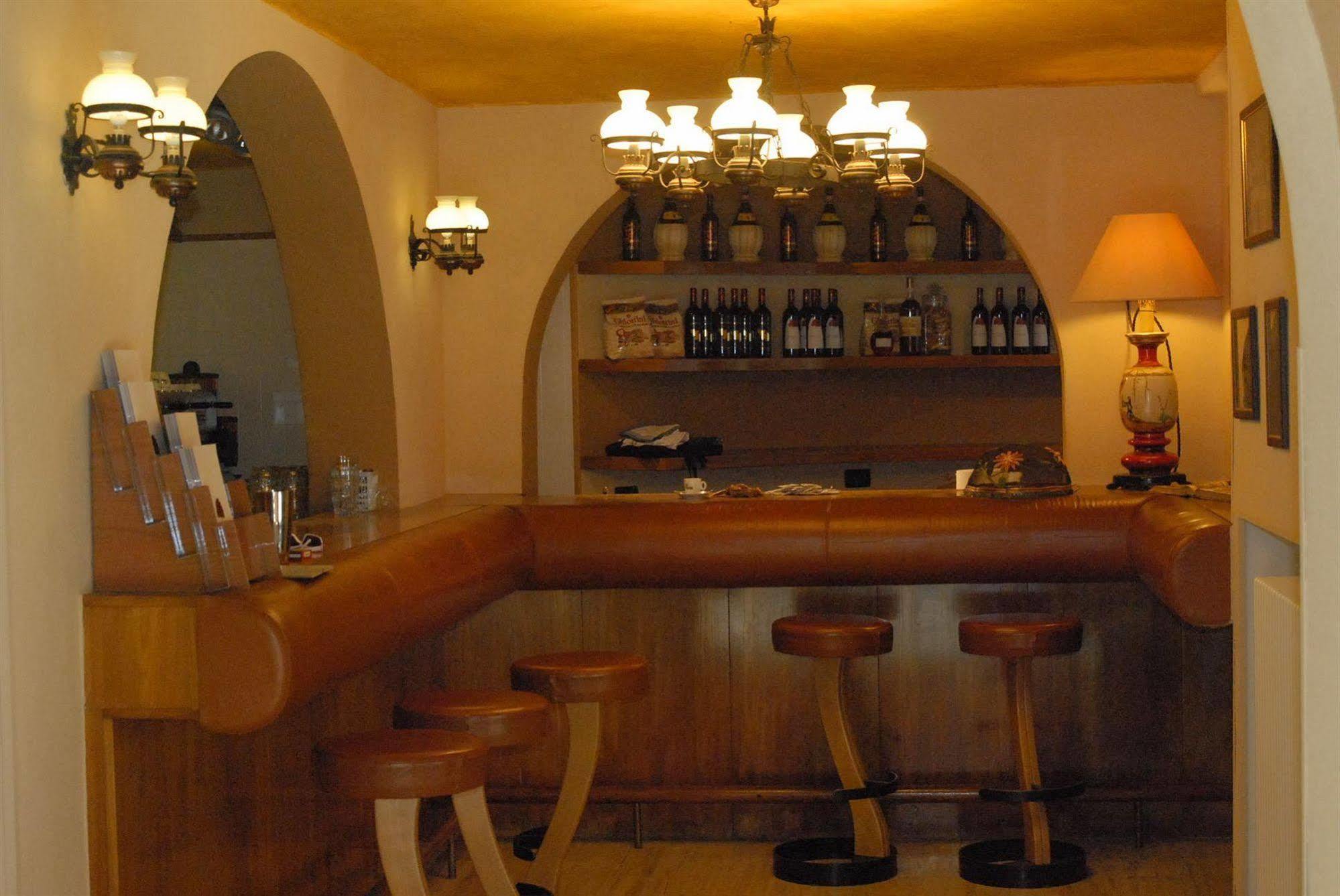 קסטיליונה דלה סטיביירה Hotel Ristorante La Grotta מראה חיצוני תמונה